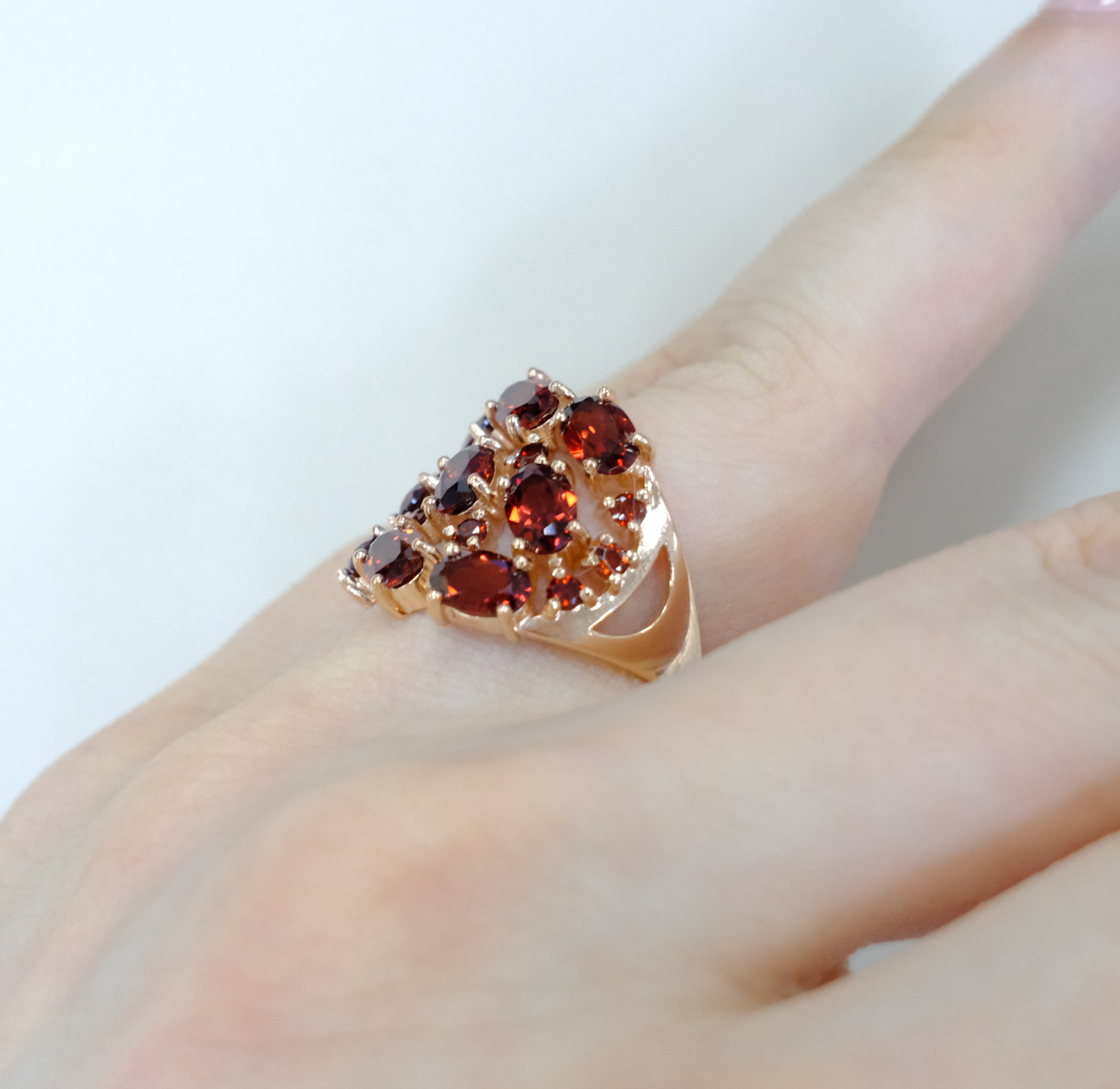 Серебряное кольцо с гранатами